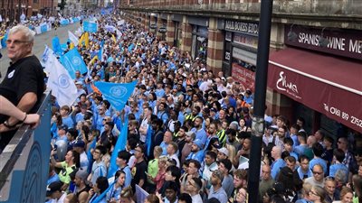 جماهير السيتي تحتشد في شوارع مانشستر استعدادًا للاحتفال مع اللاعبين (فيديو وصور)