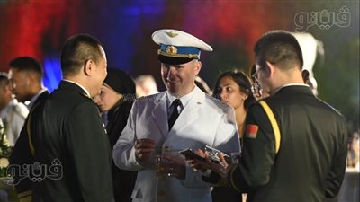 حديث خاص بين الملحق العسكري الروسي ونظيره الصيني في حفل سفارة روسيا (صور)