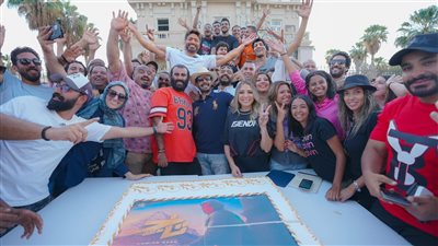 تامر حسني يحتفل بانتهاء تصوير فيلم تاج: ناس كتير تعبت فيه 