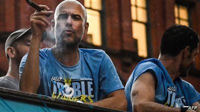 رقص جريليش وسيجار جوارديولا، احتفال لاعبو مان سيتي بالثلاثية في شوارع مانشستر (فيديو)