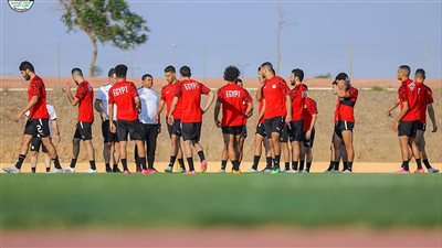 منتخب مصر يرتدي الزي الأبيض والأسود في مواجهة غينيا 