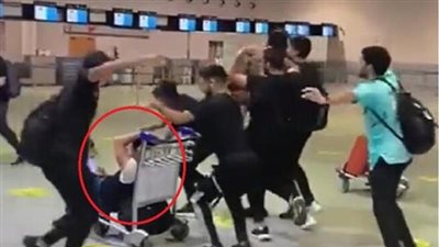  المشجع الزملكاوي يتصدر تويتر بعد تحفيل لاعبي الأهلي عليه بالمطار وسخرية سيد عبد الحفيظ