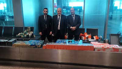 ضبط 5 محاولات لتهريب عملات أثرية ومخدرات ومستلزمات طبية بمطار القاهرة (صور)