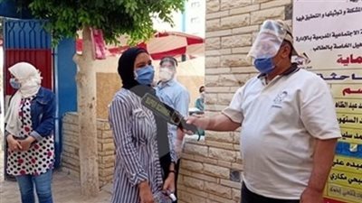 تفتيش طلاب الثانوية العامة بالعصا الإلكترونية قبل دخول اللجان 