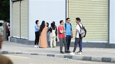 بدء توافد طلاب الثانوية العامة لأداء امتحاني الاقتصاد والإحصاء 