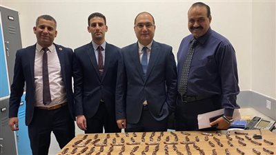 ضبط 5 مسافرين بحوزتهم سيف و99 مطواة ومخدرات وهواتف في مطار القاهرة
