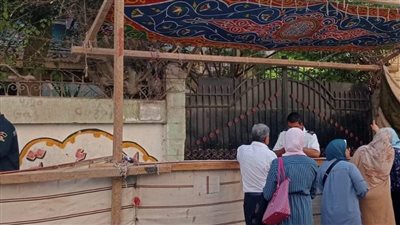 رغم موجة الطقس السيئ، انتظار أولياء أمور طلاب الثانوية العامة أمام لجان الإسكندرية (صور)