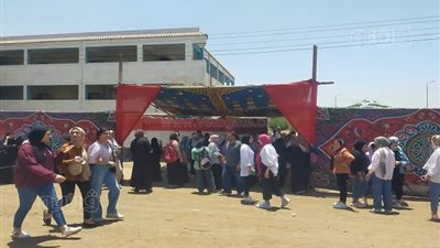 طلاب الثانوية العامة بكفر الشيخ عن امتحاني الاقتصاد والإحصاء: سهل وبسيط (بث مباشر) 