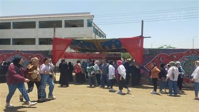 تمركز سيارات الإسعاف أمام لجان الثانوية العامة بالشرقية (صور)