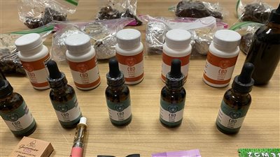 إحباط 4 محاولات لتهريب أقراص وحلوى وكيك بها مواد مخدرة بمطار القاهرة (صور) 