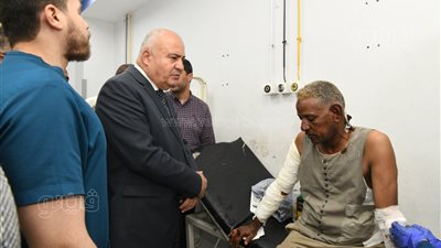 محافظ قنا يقدم واجب العزاء لأسرة عامل توفى بحريق محطة وقود المعنا