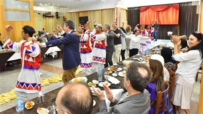 سفراء الاتحاد الأوروبي يشاركون في رقصة النوبة خلال زيارتهم للغرفة التجارية بأسيوط 