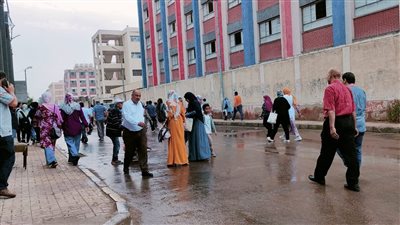 بعد خروجهم من لجان الإسكندرية، طلاب الثانوية العامة يحتمون بالأرصفة من الأمطار (صور) 
