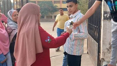 توزيع المياه المعدنية والأقلام على طلاب الشهادة الثانوية بالعياط (صور)