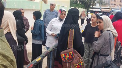 حزن وبكاء طلاب الثانوية في مطروح بسبب صعوبة امتحاني الاقتصاد والإحصاء (فيديو) 