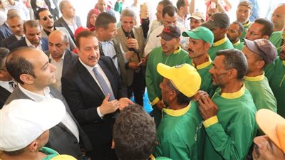 محافظ المنوفية يسلم شنطة الحماية الشخصية ومواد غذائية وبطاطين ولحوم لعمال النظافة