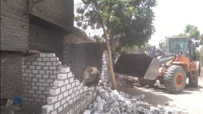 إزالة 5 حالات تعد في المهد على مساحة 1400م بمدينة إسنا بالأقصر