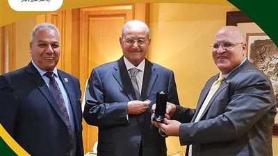 تكريم بنك فيصل الإسلامي من كلية التجارة بجامعة القاهرة