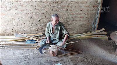 صناعة الأقفاص أحد أسرار المصاهرة والزواج بين أهالي أسوان وقنا.. وارتفاع سعر النخيل يهدد الصناعة بالانقراض (فيديو)