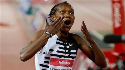 رئيس كينيا يهدي العداءة فيث كيبيجون 35 ألف دولار ومنزل