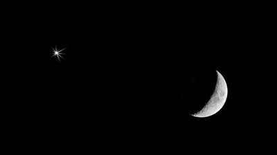  القمر يقترن مع لؤلؤة المجموعة الشمسية الليلة