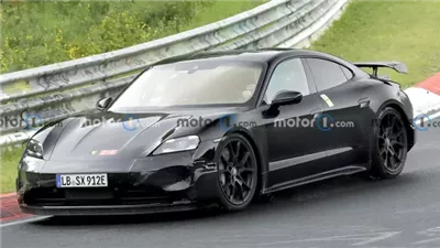 بورش تختبر سيارتها تايكان المحدثة باللون الأسود