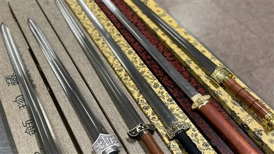 ضبط 5 محاولات لتهريب كروت ذاكرة ومخدرات وسيوف بمطار القاهرة