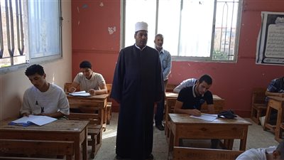 مدير المنطقة الأزهرية يواصل متابعته للجان الثانوية بالمعاهد (صور) 