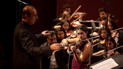 أشهر أوركسترا في العالم تتعاقد مع سلمى سرور عازفة الكمان بموكب المومياوات