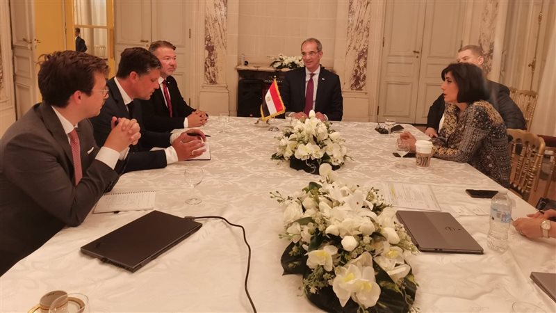 وزير الاتصالات خلال