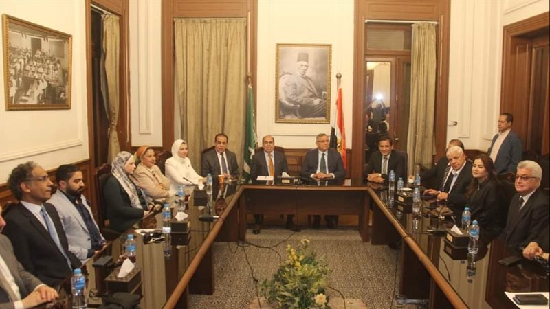 رئيس الوفد يستعرض