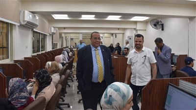 رئيس جامعة الأقصر يتفقد الاختبارات الإلكترونية لطلاب كلية الفنون الجميلة