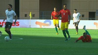 تعادل سلبي بين منتخب مصر وغينيا بعد 15 دقيقة وتغيير اضطراري للفراعنة