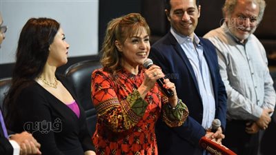 سيمون: محمد منير ظهر بـ٣ قمصان من بتوع أخويا في فيلم يوم مر ويوم حلو (صور) 