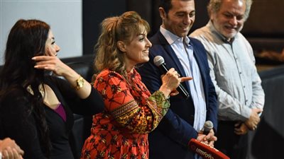 مجدي صبحي يقبل يد سيمون في احتفالية عيد ميلادها بالهناجر 