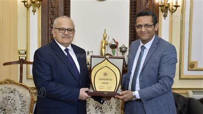 رئيس جامعة القاهرة يستقبل نقيب الصحفيين لبحث التعاون المشترك