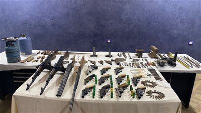 حبس 62 متهما بتهمة حيازة أسلحة نارية ومواد مخدرة في أسيوط 