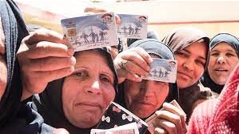 مواطنون ينتظرون صرف