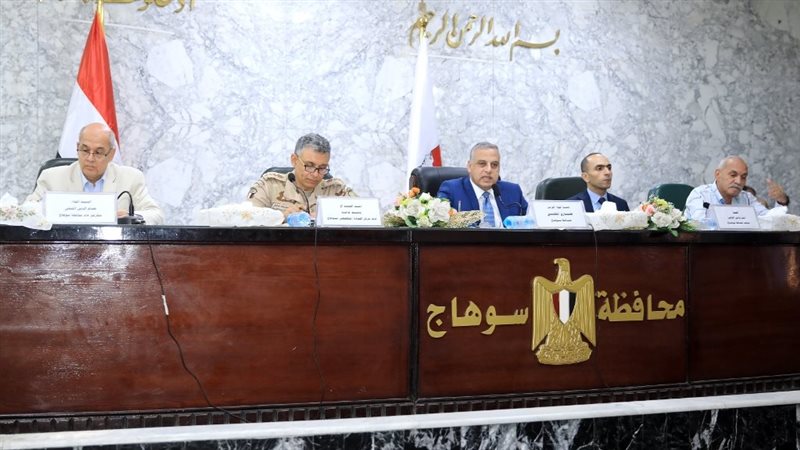 محافظ سوهاج يناقش