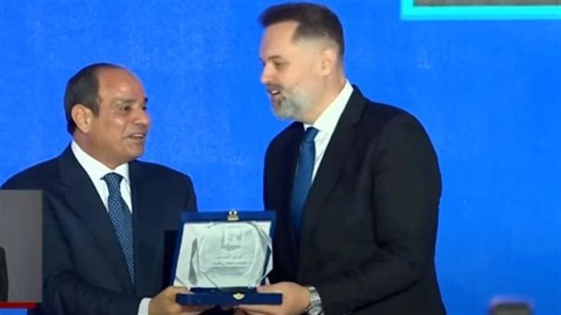 الرئيس السيسي يكرم