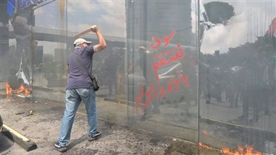 لبنانيون يحطمون واجهات بنكي عودة وبيروت ويشعلون النار فيهما (فيديو)