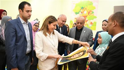 وزيرة الثقافة ومحافظ قنا يفتتحان مكتبة مصر العامة (صور)