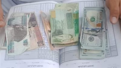 وزير الطيران يكرم عاملين بمطار القاهرة عثروا على حقيبة أموال 