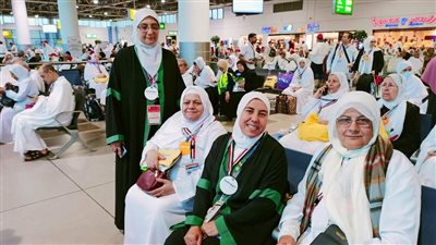 أئمة وواعظات الأوقاف يجيبون على استفسارات الحجاج بمطار القاهرة