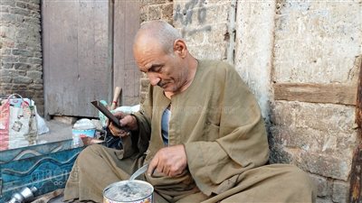 صانع صيجان الكعك بقنا: أسعاري ثابتة متغيرتش من 14 سنة وهذه أكثر متاعب المهنة (فيديو)