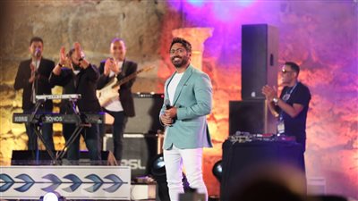 تامر حسني يشعل أجواء حفل ختام المهرجان العربي للإذاعة والتلفزيون في تونس ( فيديو) 