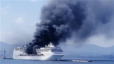 اشتعال النيران في سفينة أجنبية قبالة سواحل مدينة ناخودكا الروسية 