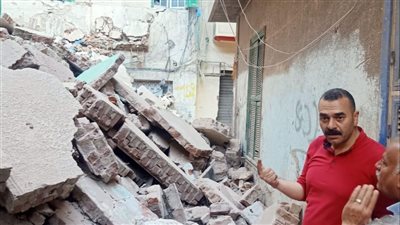 انهيار عقار قديم وإخلاء 3 آخرين وتحطم سيارتين شرق الإسكندرية (صور)