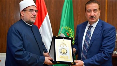 محافظ المنوفية يهدي درع المحافظة لوزير الأوقاف