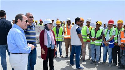 نصيحة قوية من السيسي لعمال محاور وطرق القاهرة الكبرى